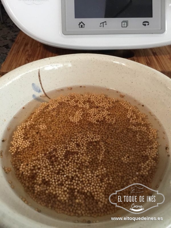 Echar los granos de mostaza junto con el agua y el vinagre en un bol y dejar reposar 8 h.