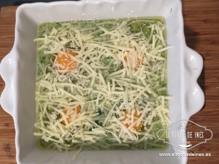 Al finalizar el tiempo repartimos en fuentes individuales de horno o en una grande y cascamos los huevos encima con cuidado . Espolvoreamos el queso por encima y metemos al horno 10 min o hasta que veamos que está dorado y cocinado el huevo.