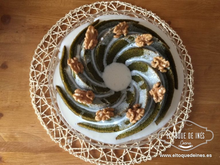 Disolvemos el azúcar en la leche y se lo añadimos al queso, volvemos a batir hasta que sea una mezcla homogénea.