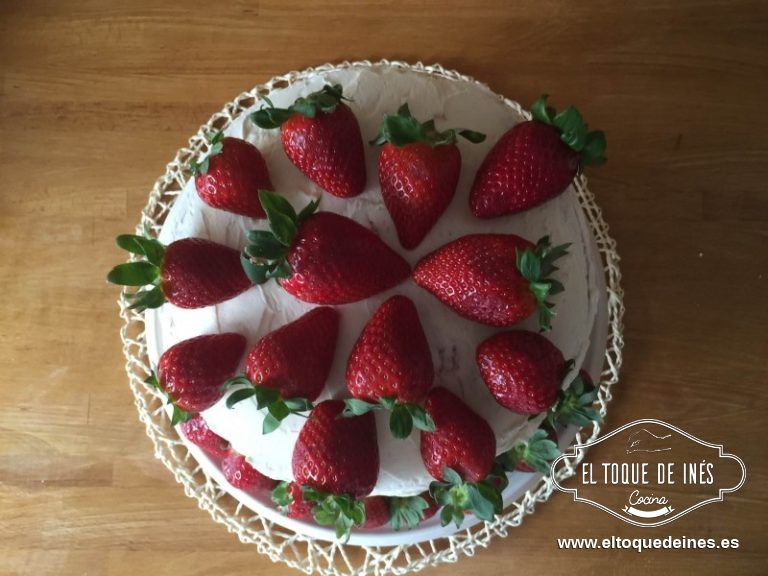 Llega el momento del montaje:
Colocamos sobre la bandeja, fuente o expositor nuestro primer bizcocho (si solo habéis hecho un bizcocho lo cortáis en tres), echamos almibar con un pincel por toda la superficie, encima buttercream, encima mermelada de fresa y otra capa de bizcocho y así hasta terminar con el  último bizcocho que recubrimos tanto paredes como superficie con un poco de buttercream y metemos en la nevera la tarta por 30 minutos al menos, eso hará que podamos recubrir mejor luego toda la tarta .