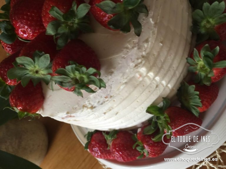 Volvemos a sacar la tarta y de nuevo la cubrimos completamente con buttercream y finalmente decoramos con fresas. Introducimos en el frigorífico para que coja cuerpo la cobertura.