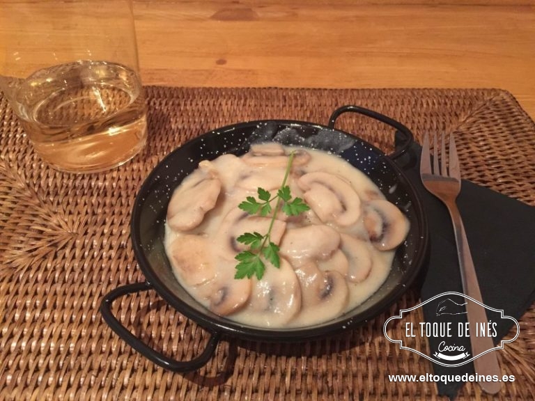 Comenzará a espesar un poco; es el momento de añadir la nata, remover bien, bajar el fuego y una vez que se integren bien todos los ingredientes dejamos cocinar un para de minutos más.