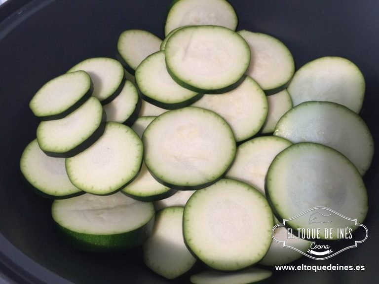 Ponemos como medio litro de agua en el vaso de Thermomix, y en el recipiente varoma ponemos rodajas del calabacín limpio y sin pelar. Programamos 25 min/ varoma/ vel 1.