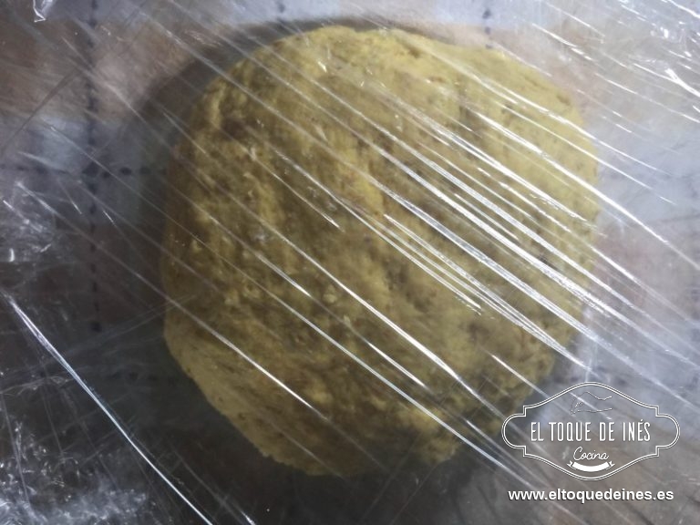 Sacamos del bol, amasamos un poco sobre el mesado,aplanamos un poco y añadimos la mantequilla por encima,amasamos para que se integre bien y cuando esté  la metemos en un bol aceitado, tapamos con film transparente y dejamos que doble su volumen, posiblemente necesitemos más de 2 horas, depende de la temperatura a la que estemos en casa.