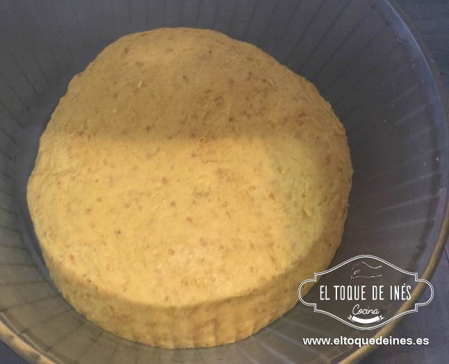 Una vez que haya doblado el volumen desgasificamos un poco y dividimos la masa en 8-9 porciones.