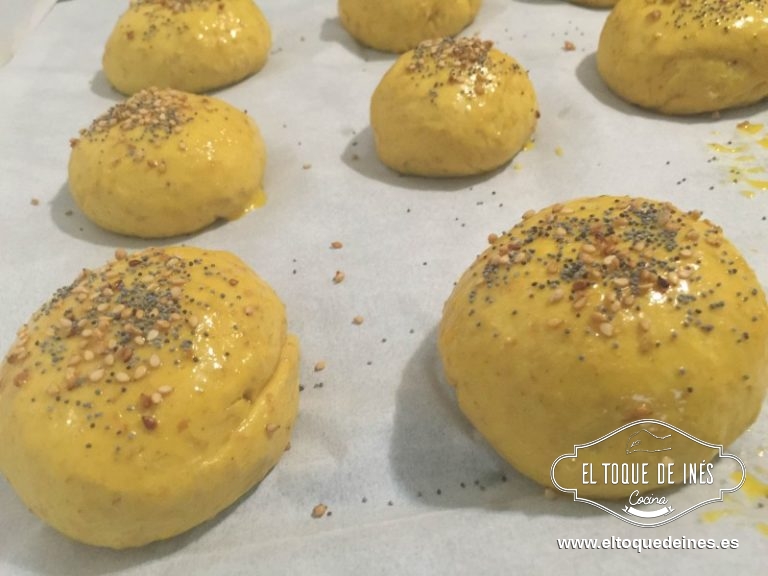 Una vez pasado el tiempo que es aproximadamente 1 hora, pintamos con cuidado con el huevo batido y ponemos encima las semillas que hayamos escogido.