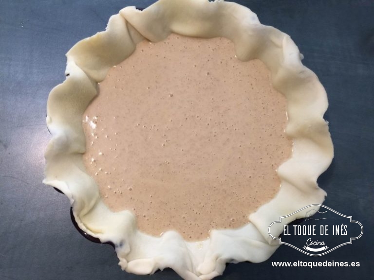 Vertemos sobre la masa de hojaldre e introducimos en el horno durante 30 minutos; aún así al finalizar el tiempo comprobáis que esté bien cocinado.