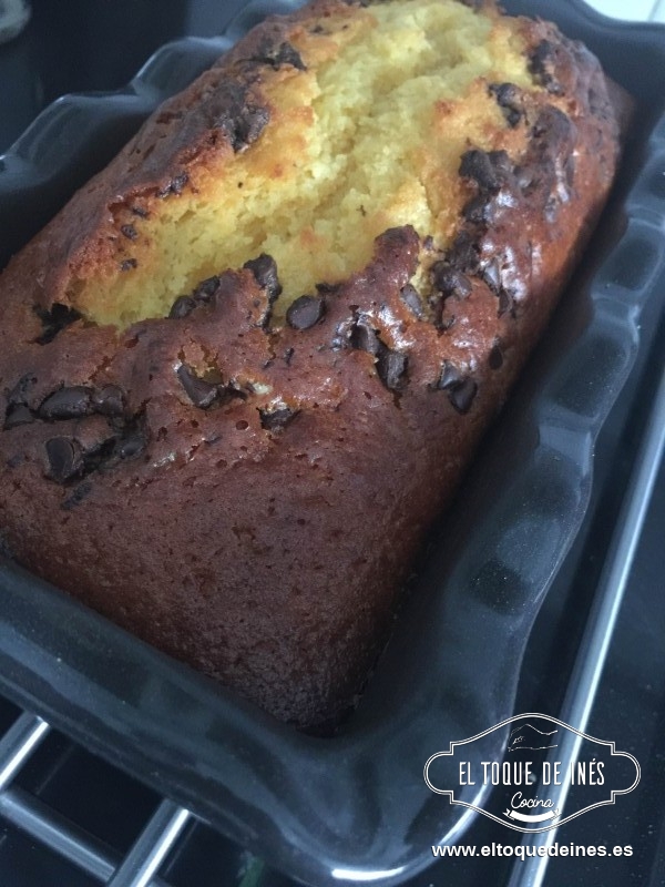 Vertemos en el molde e introducimos en el horno durante unos 35-40 min; depende un poco del horno y del molde que usemos, yo utilicé uno de cerámica y le llevó 5 minutos más. Aun así comprobáis con un palillo si está hecho, sino le dais 5 minutos más.