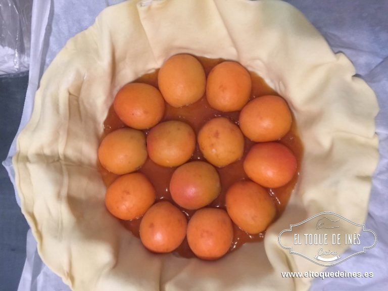 Cubrimos el fondo de la masa con mermelada de albaricoque, sobre ella las mitades de los albaricoques.