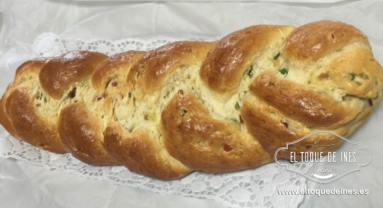 Pintamos la trenza con el huevo batido y horneamos 30 min.