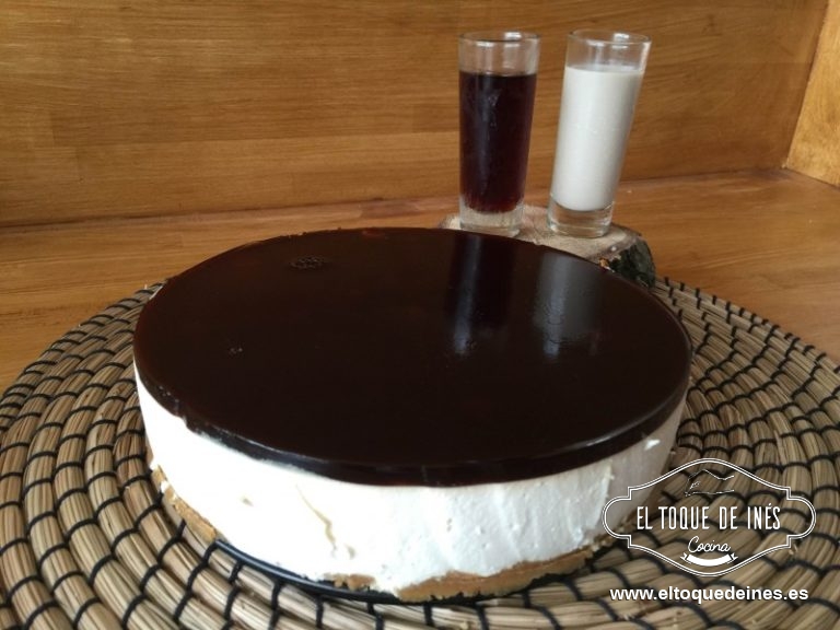 Sacamos la tarta de la nevera y vertemos la gelatina de café con cuidado y volvemos a introducir a la nevera al menos una hora para que se cuaje la cobertura.