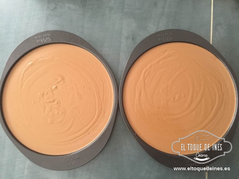 Programamos vel 4 y por el bocal vamos alternando a echar la mezcla de la harina, la buttermilk y el café y esperamos a que esté la mezcla homogénea y sin grumos.