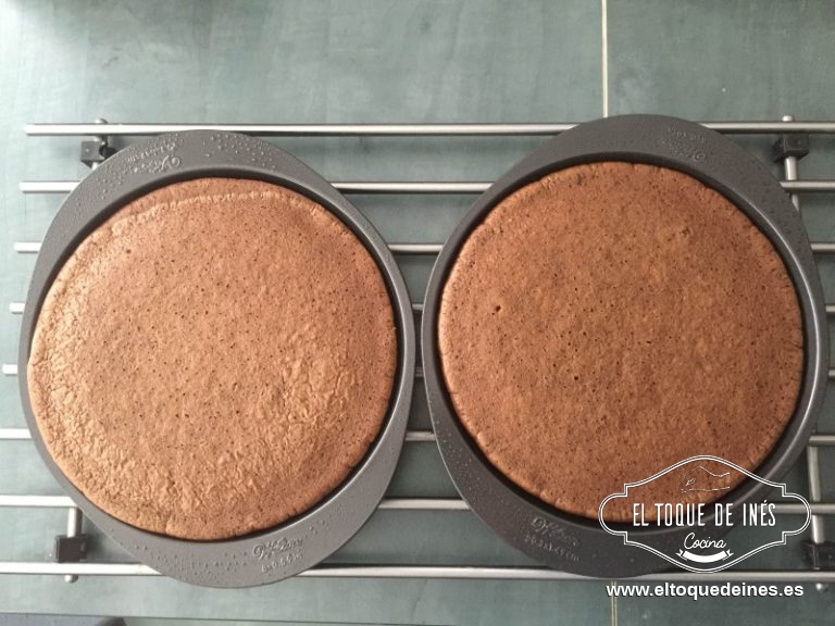 Repartimos la mezcla en nuestros moldecillos y horneamos unos 20 minutos, comprobar al terminar el tiempo que estén secos al pincharlos.
Si hacéis un solo bizcocho le llevará como 35 min más o menos, pero comprobad que está antes de quitarlo del horno.