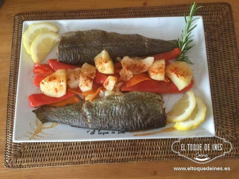 Sacamos, espolvoreamos con el pimentón y listas para disfrutar!
Las podéis acompañar de arroz blanco o unas patatitas cocidas o incluso podéis meterlas en el horno junto a las truchas, eso es a gusto de cada uno.
