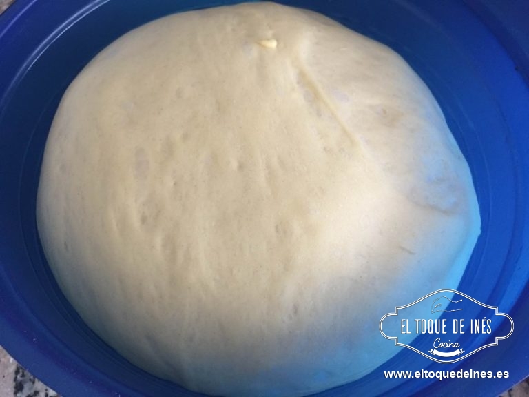 Untamos con aceite un bol, sacamos la masa del vaso, hacemos una bola y la dejamos reposar en el bol hasta que doble su volumen, tapado con un paño aproximadamente 1 hora.