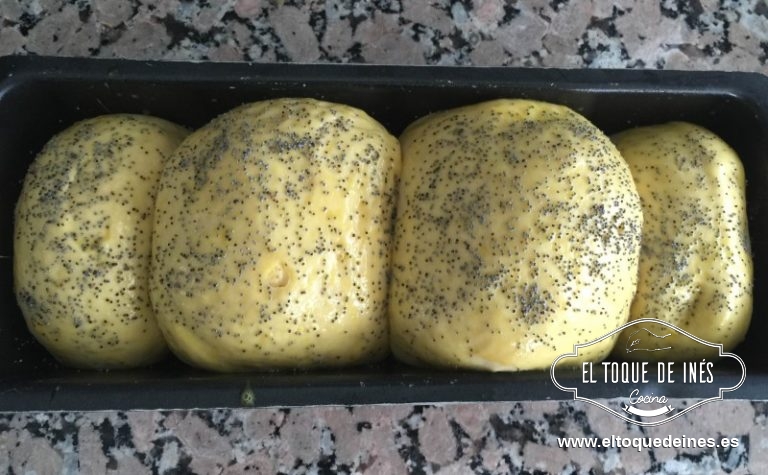 Cuando sobresalga de las paredes del molde pintamos con un huevo batido y espolvoreamos las semillas de amapola.