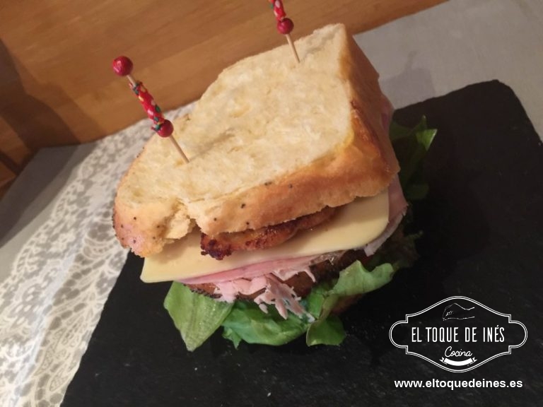 Colocamos una de las rebanadas de pan, colocamos encima la lechuga y el tomate y una cucharadita de la salsa; encima la otra rebanada, la mitad de la loncha de jamón cocido, la loncha de queso y la pechuga de pollo, una cucharadita de la salsa para untar la otra rebanada de pan y tapar.