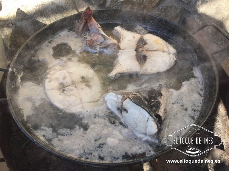 Ponemos una olla con agua y sal gruesa, las medidas de sal son 50 g por cada litro de agua, yo os digo que para mí olla extra grande echo dos puñados grandes de sal, nunca os quedará salado de más porque la carne coge la medida necesaria, pero es importante que el agua esté bien salada, como la de mar.