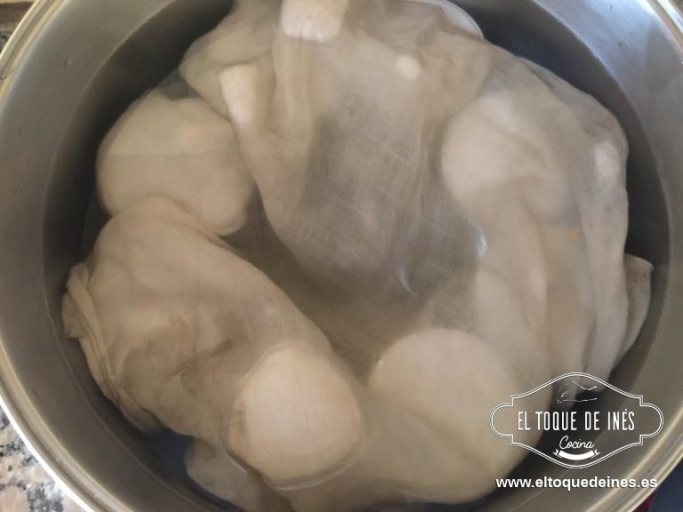Cubrimos con agua todos los botes, al menos un par de cm sobre las tapas, y llevamos a ebullición durante una hora.