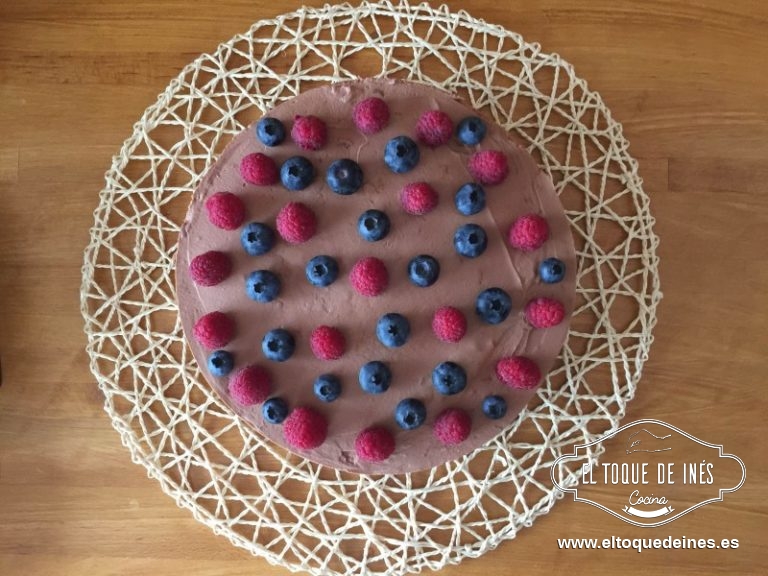 Vertemos sobre la base de galleta, alisamos la superficie con una espátula y tapamos con film transparente, y al frigorífico por al menos 6 h; yo la dejo de un día para otro.