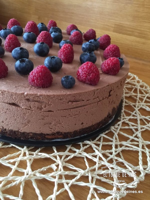 Pasadas las horas la decoramos a nuestro gusto, yo le suelo poner frutos rojos porque combinan muy bien con el chocolate.