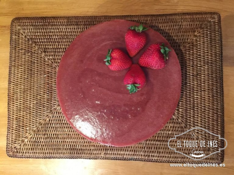 Vertemos con ayuda de una cuchara sobre la tarta con cuidado y volvemos a meter al frigorífico durante un par de horas.