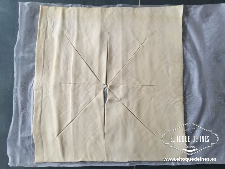 Extendemos la masa de hojaldre sobre papel de horno (os quedará más bonita si es redonda pero la mía era cuadrada).
Hacéis cortes desde el centro sin llegar al extremo,así como veis en la foto.