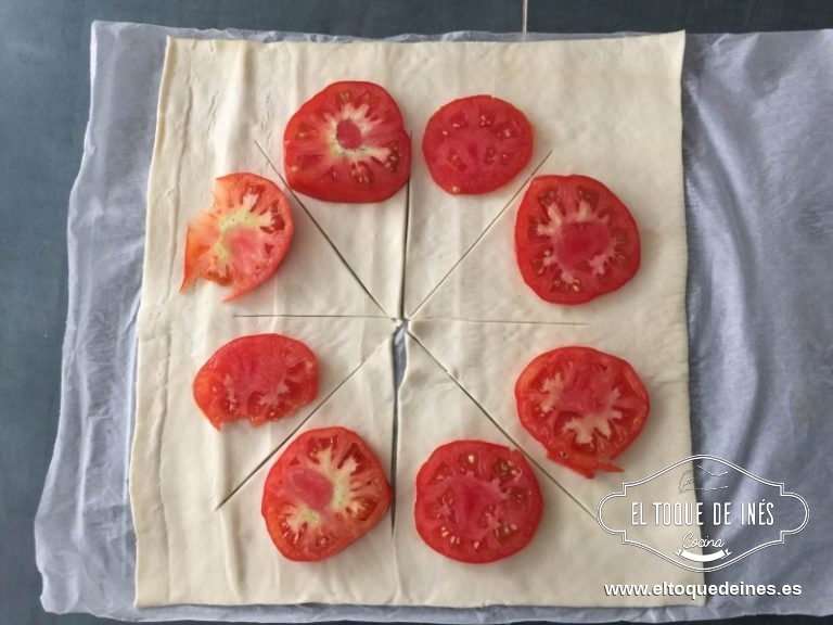 En cada hueco colocamos una rodaja de tomate natural.