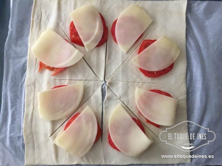 Encima colocamos la mozzarella en lonchas o en taquitos o rallada, como la uséis vosotros.