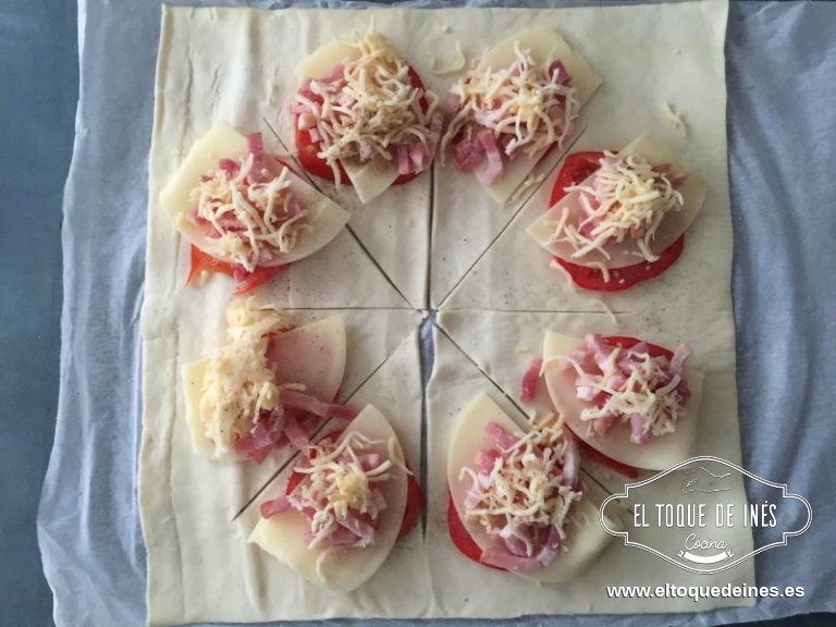Por encima el bacon y encima el queso rallado.