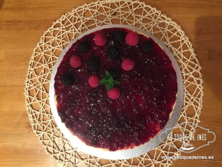 Al día siguiente sacamos y decoramos con la mermelada que hayamos elegido y los frutos rojos del bosque que tengamos, para que nos quede bien bonita.