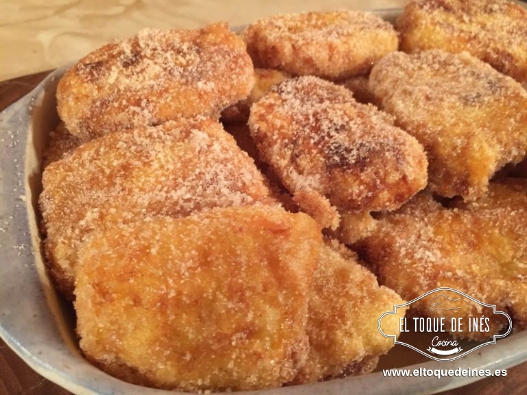 Una vez vayamos friendo tenemos en un bol mezclado azúcar con canela en polvo ( la cantidad es al gusto de cada uno) y la pasamos por toso los lados y vamos colocando en una fuente lista para probar.
