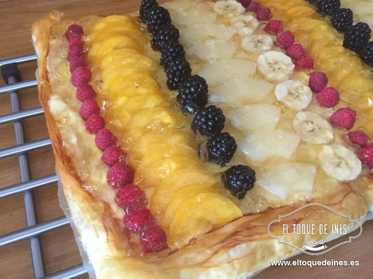 Cubrimos con toda la crema pastelera por encima, ha de estar fría porque si es caliente nos reblandecerá el hojaldre.
