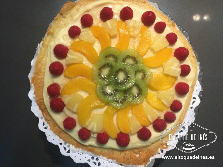 Decoramos con las frutas cortadas, a nuestro gusto; pintamos por encima con un poco de mermelada rebajada, o jalea de pastelería o cobertura de tartas.