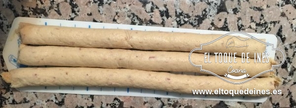 Sacamos una vez frío y hacemos tiras como si fuesen churros, así es más fácil de formarlas.
