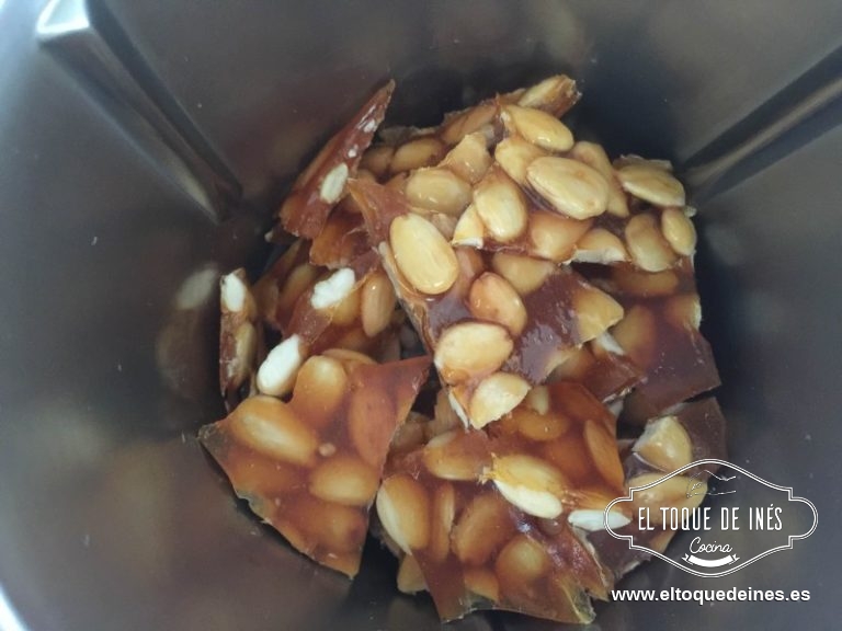 Una vez frío echamos en trozos al vaso de Thermomix y programamos 5 seg/ vel 5, que queden trozos no muy grandes. Reservamos.