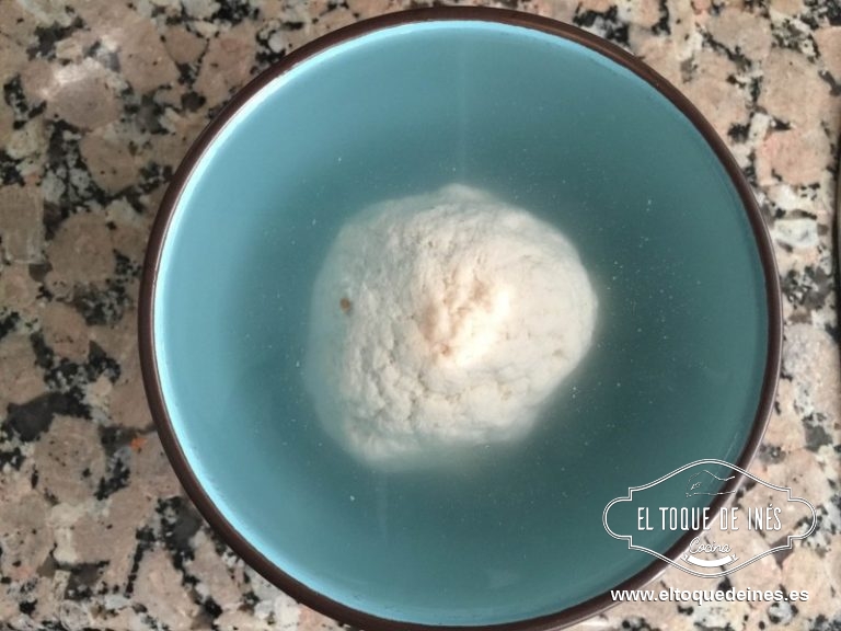 Echamos los ingredientes de la masa madre en el Thermomix y programamos 15 seg/ vel 5; si no tenéis Th los echáis en un bol y ayudados de una cuchara de madera integráis todo.
Hacéis una bola y la echáis en un bol que cubriereis de agua, dejamos reposar hasta que flote.