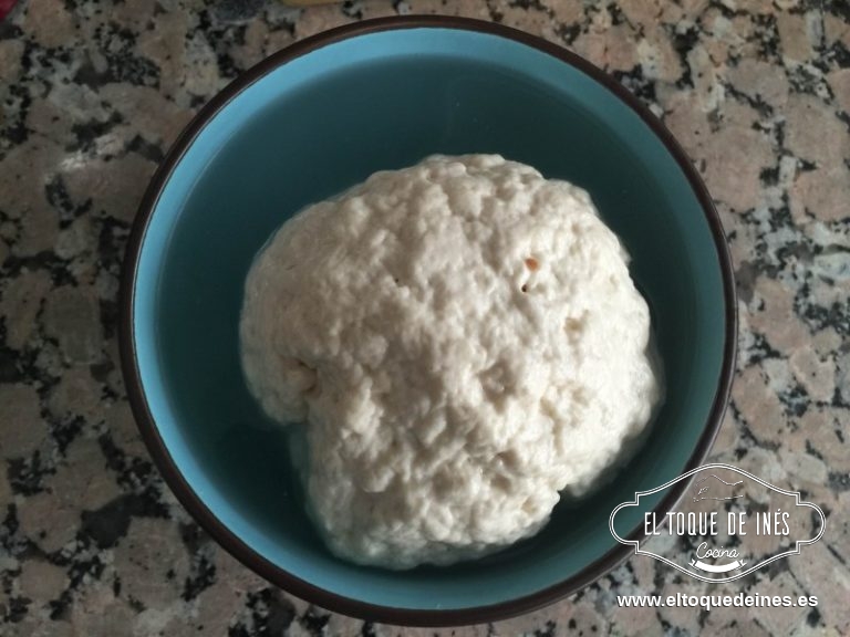 Sacamos la bola de masa madre que ya estará flotando.
