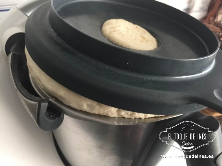 Dejamos tapada reposando hasta que salga por el bocal la masa, unos 45 minutos.