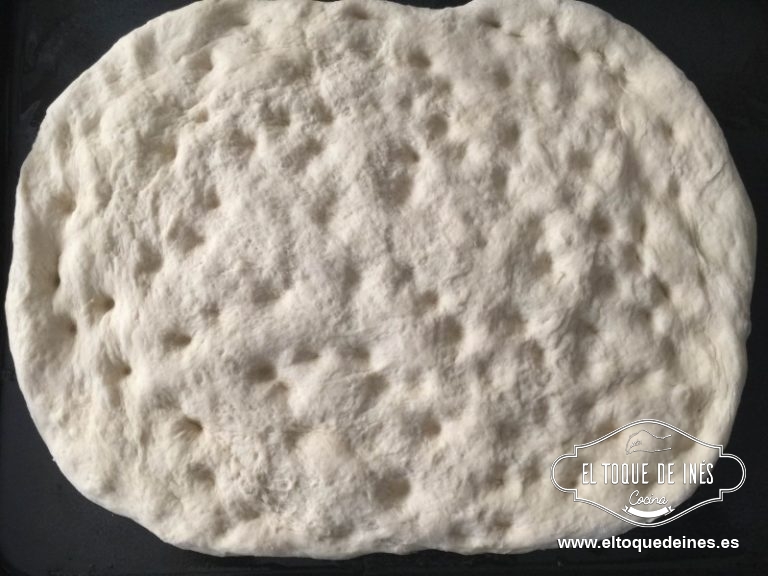 Colcocais sobre la bandeja engrasada y la estiráis a vuestro gusto, podéis hacer marcas con los dedos como la propia focaccia italiana.
