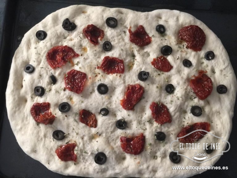 Decoráis con los tomates secos, las aceitunas en rodajas o enteras, a vuestro gusto y espolvoreáis con el orégano; metéis al horno precalentando a 220º con calor arriba y abajo durante 20 minutos o que esté bien dorada.