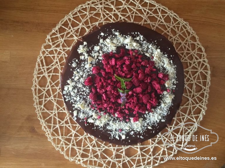 Decoramos con virutas de chocolate y las frambuesas.