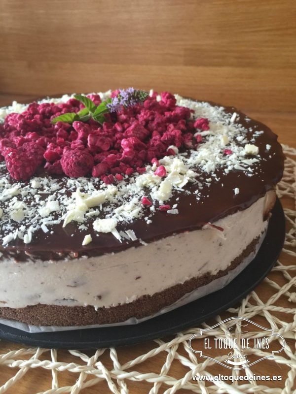 Desmoldamos nuestra tarta de tarta de stracciatella con cuidado...y lista para disfrutar!