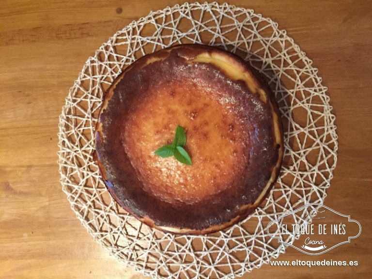 Horneamos durante 50 minutos a los 200º C; pinchamos en el medio una vez finalice el tiempo y si sale limpio ya está lista, el medio de la tarta se mueve bastante, como un flan pero es lo normal.
Apagamos el horno, dejamos la puerta entreabierta del horno y la dejamos allí a templar.