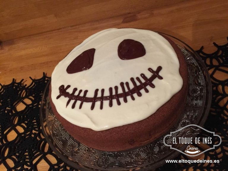 Fundimos el chocolate 1 minuto en el microondas, sacamos y removemos bien hasta que esté todo fundido; si tenéis un boli de repostería lo rellenáis, sino en una manga pastelera y le hacéis un corte chiquitín en la punta para que no nos salga mucho chocolate de golpe a la hora de pintar.