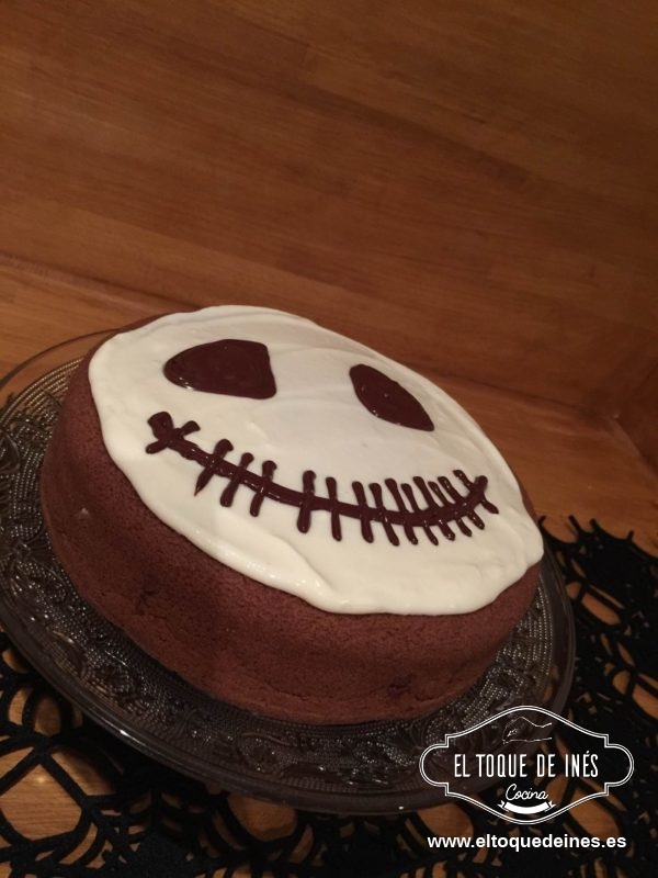 Y ya solo queda hacerle los ojos y la boca característica de Jack Skellington...dejamos enfriar bien y listo para disfrutar!