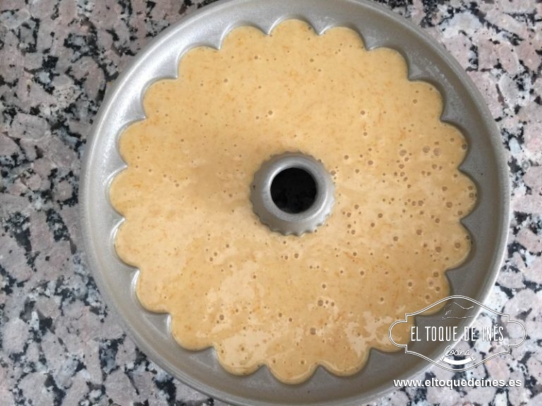 Vertemos sobre el molde, golpeamos suavemente sobre el mesado para que asiente la mezcla y horneamos durante aproximadamente 50 min a 170ºC.