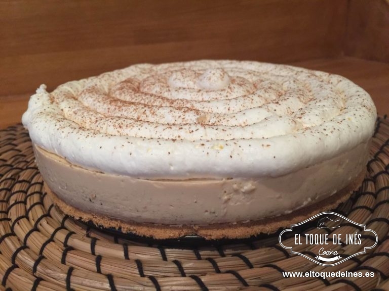 Una vez cuajada la tarta decoramos con la nata por encima y espolvoreamos con canela molida.