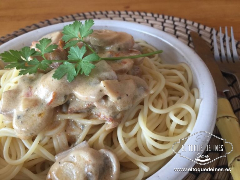 Servir con la salsa por encima de champiñones ; espolvorear por encima un poco de perejil (opcional).