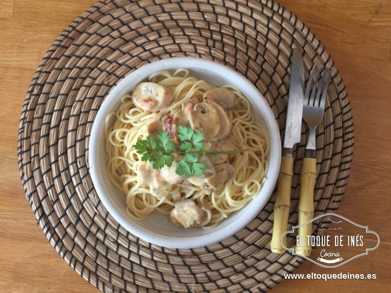 Y listo para disfrutar este rico plato de espaguetis con champiñones y tomates secos.